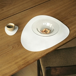 Dækkeserviet recycle læder curve Nupo large pure white fra LindDNA