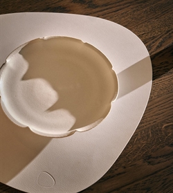 Dækkeserviet recycle læder curve Nupo large pure white fra LindDNA