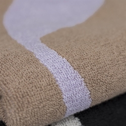 Nova Arte håndklæde sand/lilla flere størrelser fra Mette Ditmer