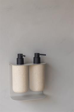 Carry vægophæng til dobbelt sæbedispenser i sand grå fra Mette Ditmer