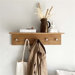 FJORD knagerække med hylde i egetræ med stål knager – 70 cm fra MOUD Home