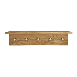 FJORD knagerække med hylde i egetræ med stål knager – 70 cm fra MOUD Home