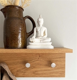 FJORD knagerække med hylde i egetræ med stål knager – 70 cm fra MOUD Home