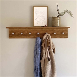 FJORD knagerække med hylde i egetræ med stål knager – 90 cm fra MOUD Home