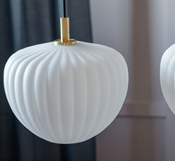 Moma pendel - loftlampe i opal glas og børstet messing fra MOUD Home