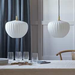 Moma pendel - loftlampe i opal glas og børstet messing fra MOUD Home