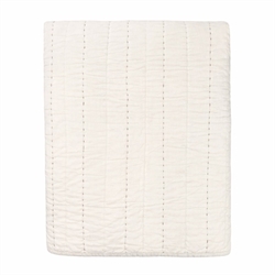 Senses quiltet sengetæppe i beige 260×260 cm fra MOUD Home