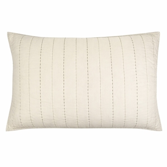 Senses quiltet pudebetræk i beige 50x70 cm fra MOUD Home