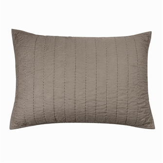 Senses quiltet pudebetræk i brun 50x70 cm fra MOUD Home