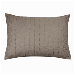 Senses quiltet pudebetræk i brun 50x70 cm fra MOUD Home