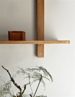 NORD væghylde i egetræ –80×53 cm fra MOUD Home