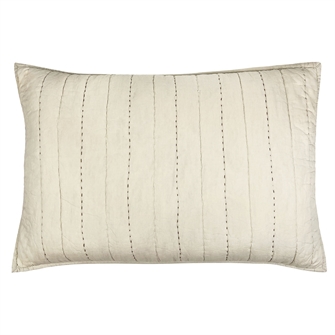 Senses quiltet pudebetræk i beige 50x70 cm fra MOUD Home