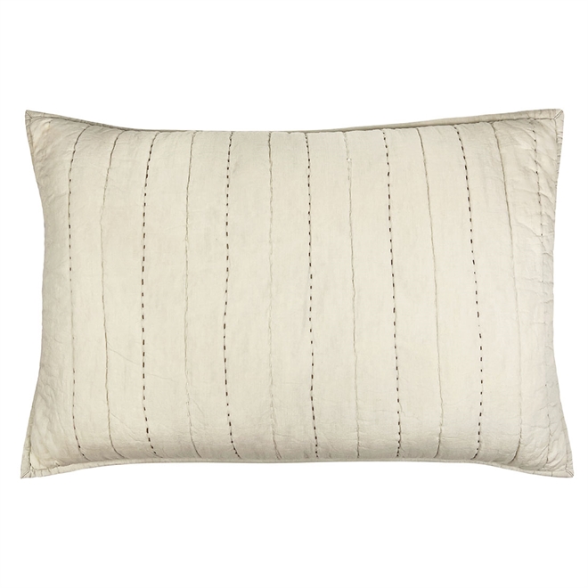 Senses quiltet pudebetræk i beige 50x70 cm fra MOUD Home