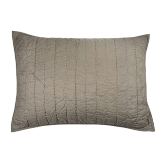 Senses quiltet pudebetræk i brun 50x70 cm fra MOUD Home