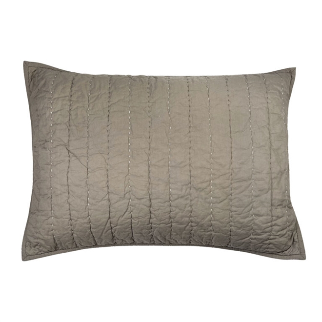 Senses quiltet pudebetræk i brun 50x70 cm fra MOUD Home