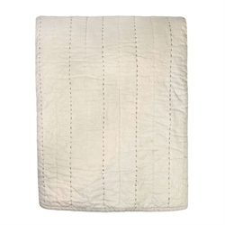 Senses quiltet sengetæppe i beige 260×260 cm fra MOUD Home