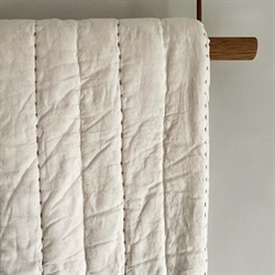 Senses quiltet sengetæppe i beige 260×260 cm fra MOUD Home