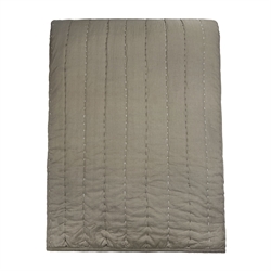 Senses quiltet sengetæppe i brun 260×260 cm fra MOUD Home