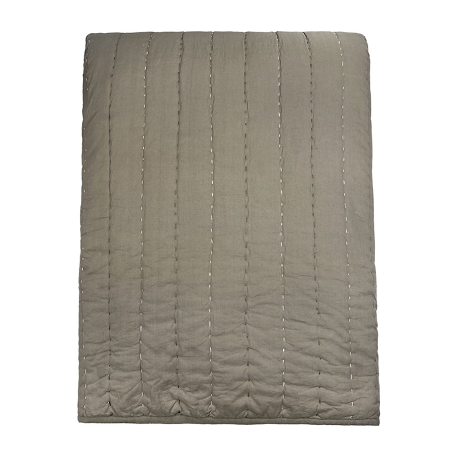 Senses quiltet sengetæppe i brun 260×260 cm fra MOUD Home