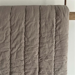 Senses quiltet sengetæppe i brun 260×260 cm fra MOUD Home