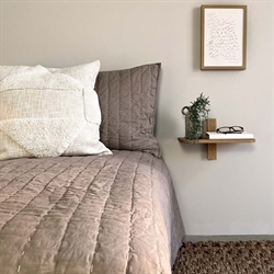 Senses quiltet sengetæppe i brun 260×260 cm fra MOUD Home