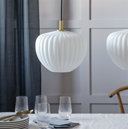 Moma pendel - loftlampe i opal glas og børstet messing fra MOUD Home