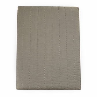 Senses quiltet sengetæppe i brun 260×260 cm fra MOUD Home