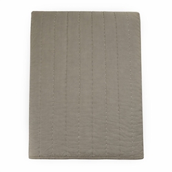 Senses quiltet sengetæppe i brun 260×260 cm fra MOUD Home