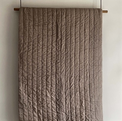 Senses quiltet sengetæppe i brun 260×260 cm fra MOUD Home