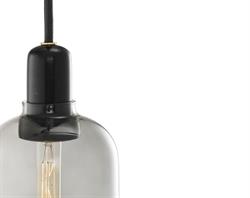 Amp loftlampe sort og smoke i large fra Normann Copenhagen