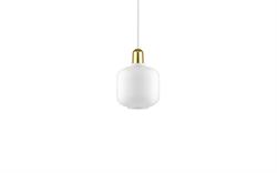 Amp loftlampe messing og hvid i small fra Normann Copenhagen