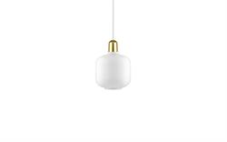 Amp loftlampe messing og hvid i small fra Normann Copenhagen