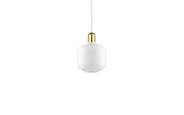 Amp loftlampe messing og hvid i small fra Normann Copenhagen