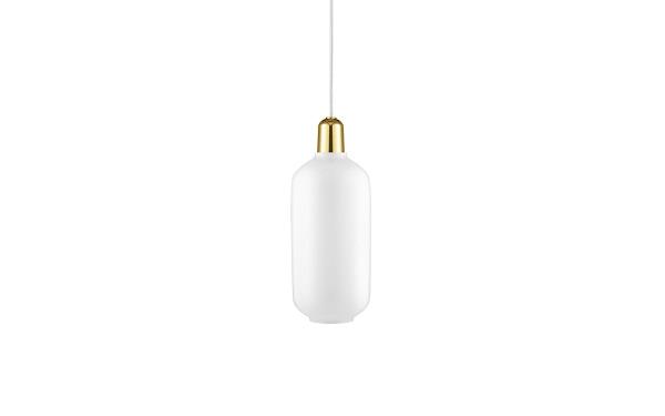 Amp loftlampe messing og hvid i large fra Normann Copenhagen