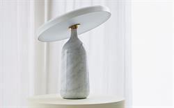 Eddy bordlampe marmor i hvid fra Normann Copenhagen