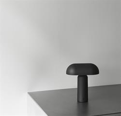 Porta bordlampe transportabel i sort fra Normann Copenhagen