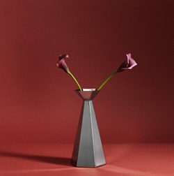 Hexa vase large i poleret rustfri stål fra Normann Copenhagen