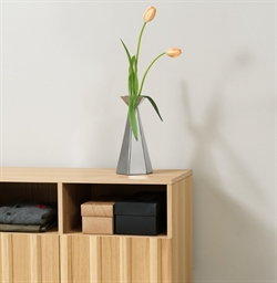 Hexa vase large i poleret rustfri stål fra Normann Copenhagen