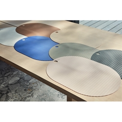 To dækkeservietter ovale i silikone - Ribbo fra OYOY flere farver