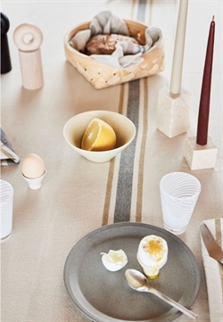 Savi Square marmor lysestage low i beige fra OYOY