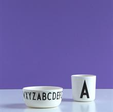 Melamin skål med Arne Jacobsen bogstav fra Design Letters